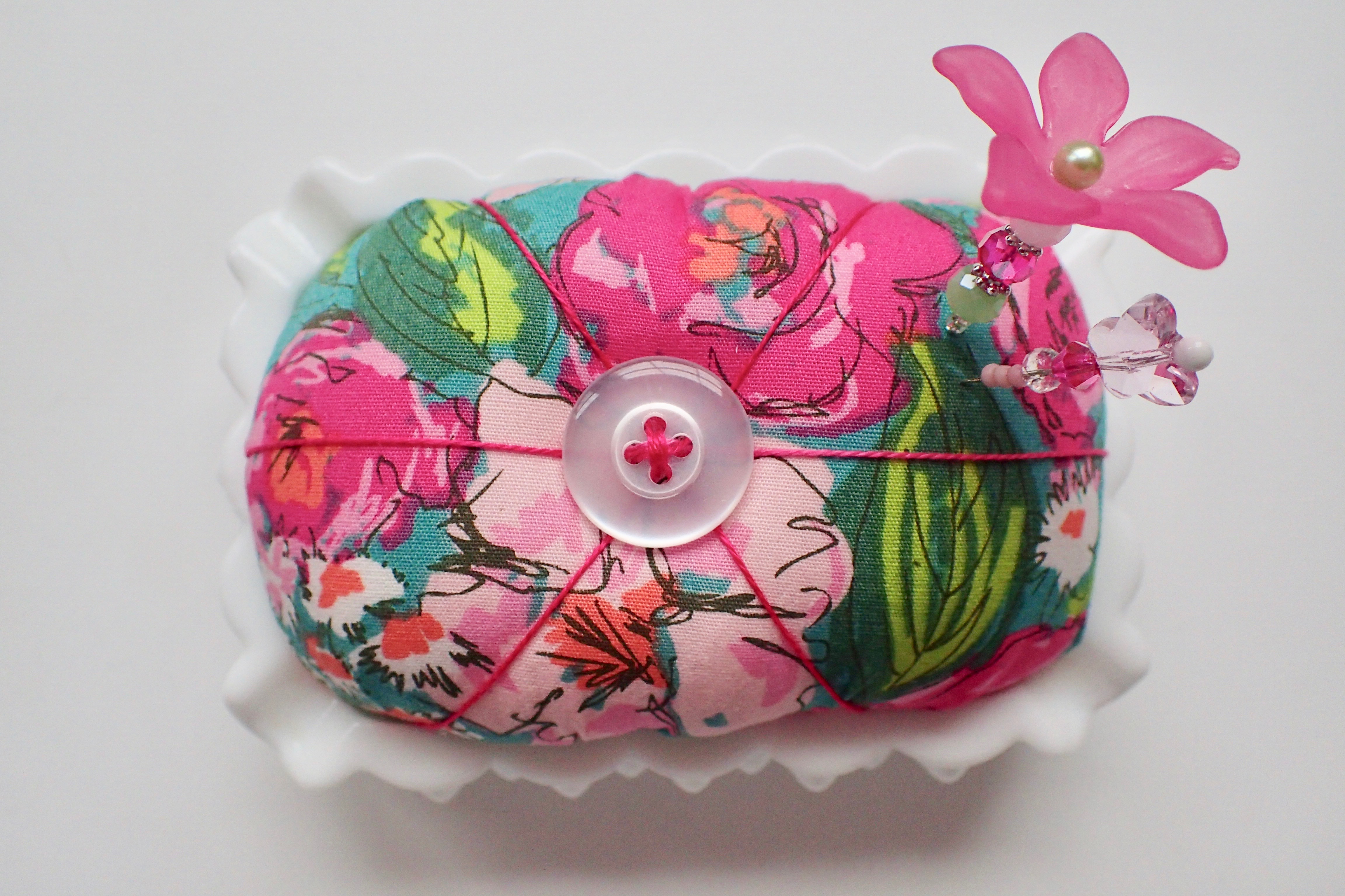 »Sharon Holland Floral Print in Reclaimed Glass Pincushion«